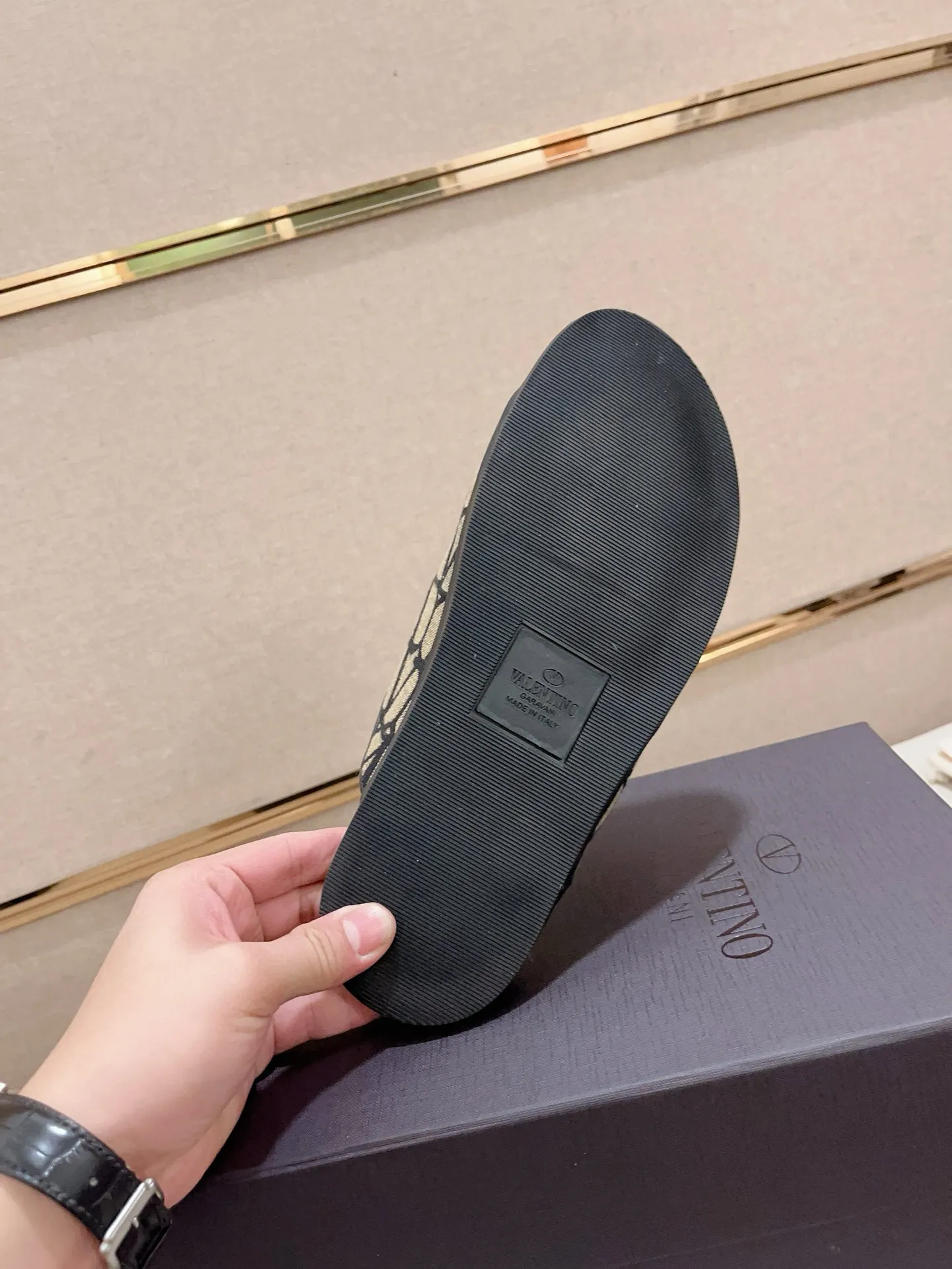 Men's shoes💰: 440💰[Valentino] New men's boutique slippers, counter quality, classic plaid, the actual workmanship is quite complex🔰The uppers are made of imported fabrics➕🐑Sheepskin lining, which tests the craftsman's craftsmanship➕original PU outsole. Size: 38-44 (45 can be customized, non-refundable)